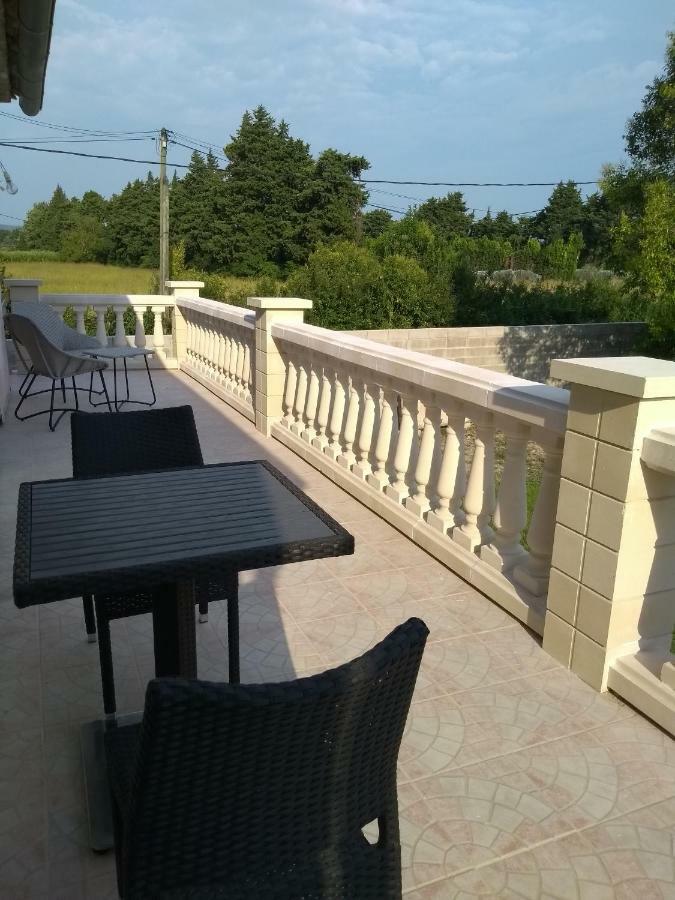 Maison 4 Etoiles Et Studio 3 Etoiles Independants Avec Piscine L'Isle-sur-la-Sorgue Bagian luar foto